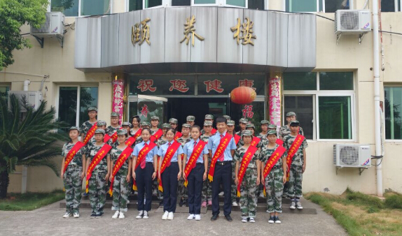 向远铁路学校青年志愿者协会为向塘铁路老年颐养院老人送温暖